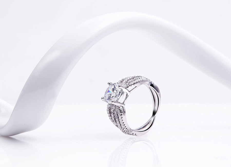 Nhẫn bạc Gerbera tôn vinh vẻ đẹp hiện đại cho phái đẹp.