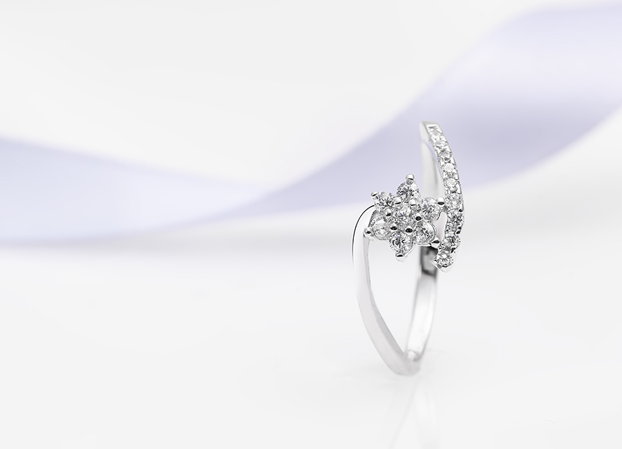 Nhẫn bạc Girly mang phong c&aacute;ch nhẹ nh&agrave;ng, trong s&aacute;ng như những c&ocirc; n&agrave;ng xu&acirc;n th&igrave;.