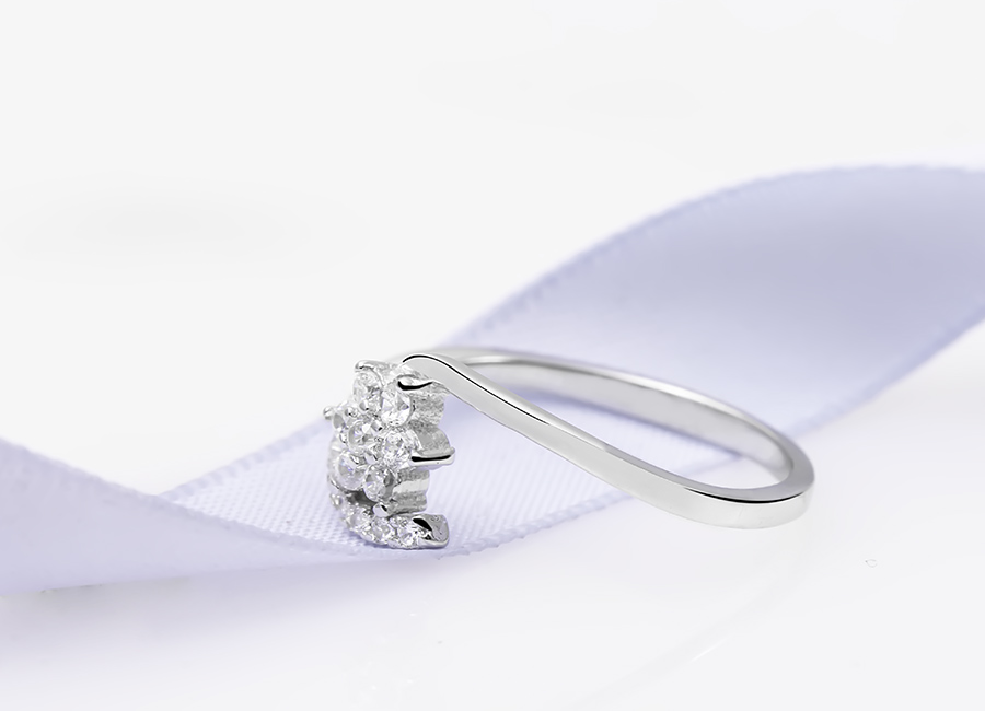 Kiểu d&aacute;ng nhẫn thanh mảnh, dễ đeo v&agrave; kh&ocirc;ng g&acirc;y kh&oacute; chịu cho b&agrave;n tay.