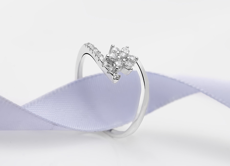 Mang m&agrave;u sắc trắng s&aacute;ng, nhẫn bạc rất dễ kết hợp với trang phục v&agrave; phụ kiện kh&aacute;c.