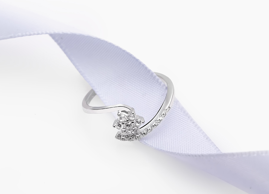 Mẫu trang sức l&agrave;m đẹp cho b&agrave;n tay c&ocirc; g&aacute;i.