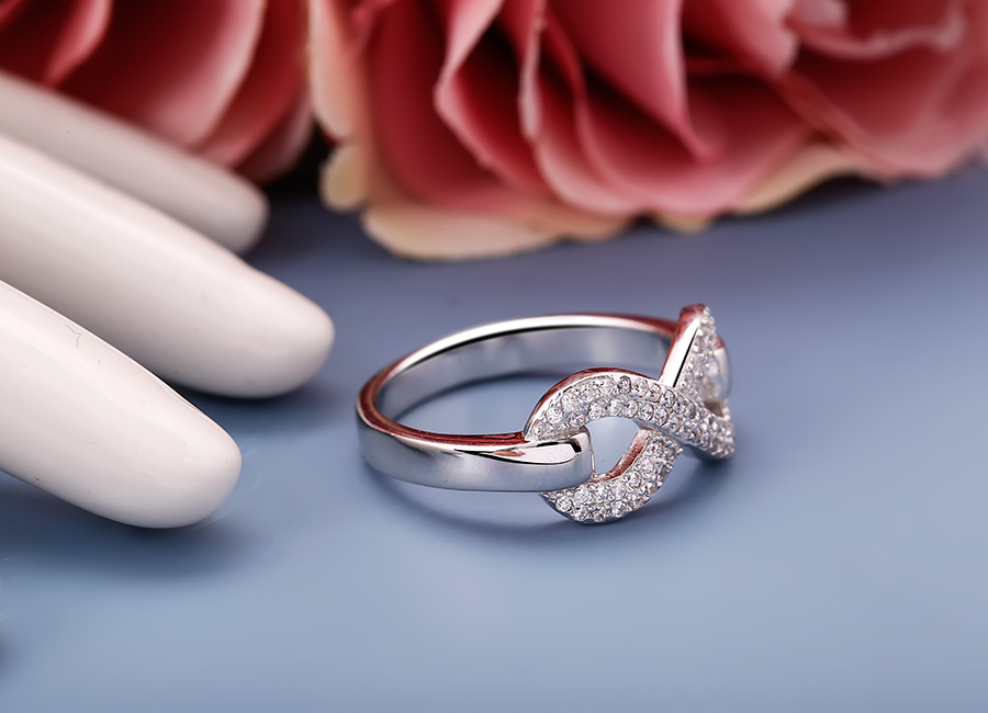 Chiếc nhẫn kiểu c&aacute;ch đầy hấp dẫn.