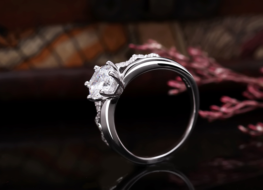 Chiếc nhẫn yêu kiều làm đẹp đôi tay bạn gái.