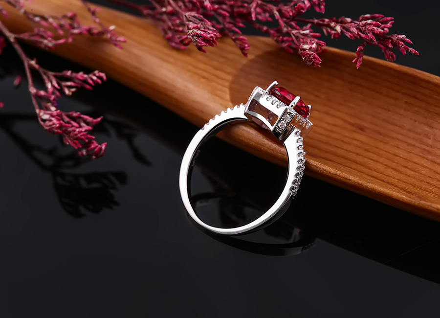Nhẫn bạc Jamille là mẫu trang sức dễ dàng gây ấn tượng với người đối diện bởi gam màu ấn tượng.