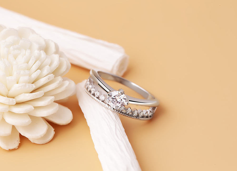 Những chiếc nhẫn nhỏ xinh là phụ kiện làm điệu nên có của mỗi bạn gái.