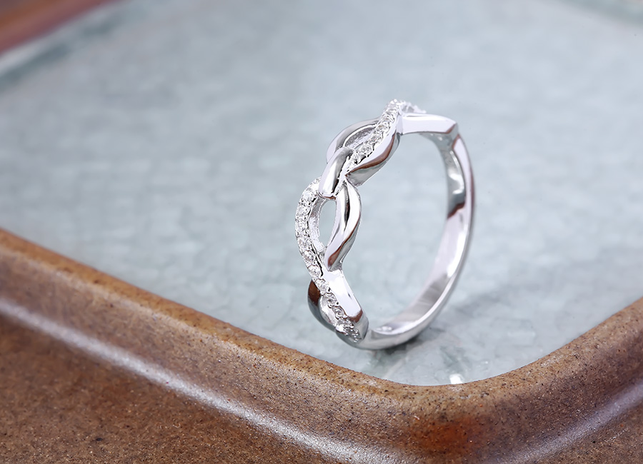 Nhẫn bạc Lana với thiết kế không quá cầu kỳ nhưng vô cùng hút mắt.
