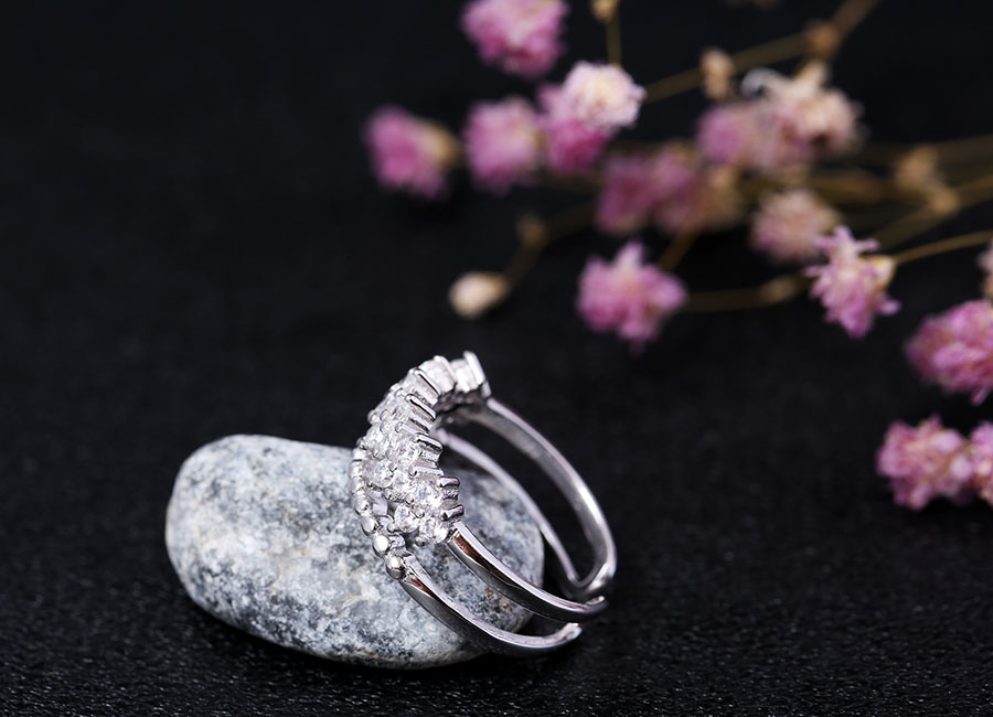Chiếc nhẫn bạc thời thượng l&agrave;m đẹp đ&ocirc;i tay bạn.