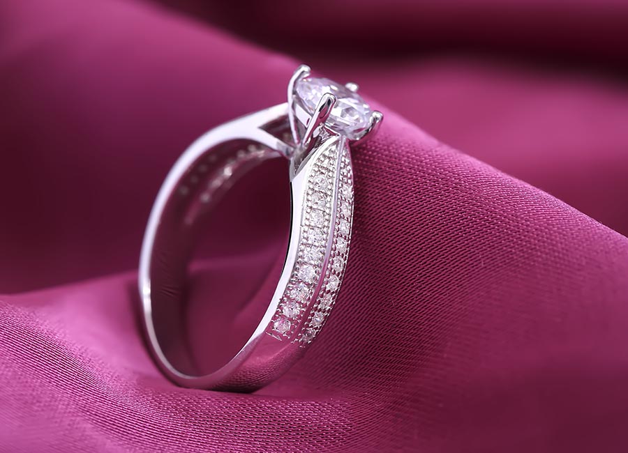 Mặt nhẫn nổi bật với viên đá 6.0 mm gắn nhô.