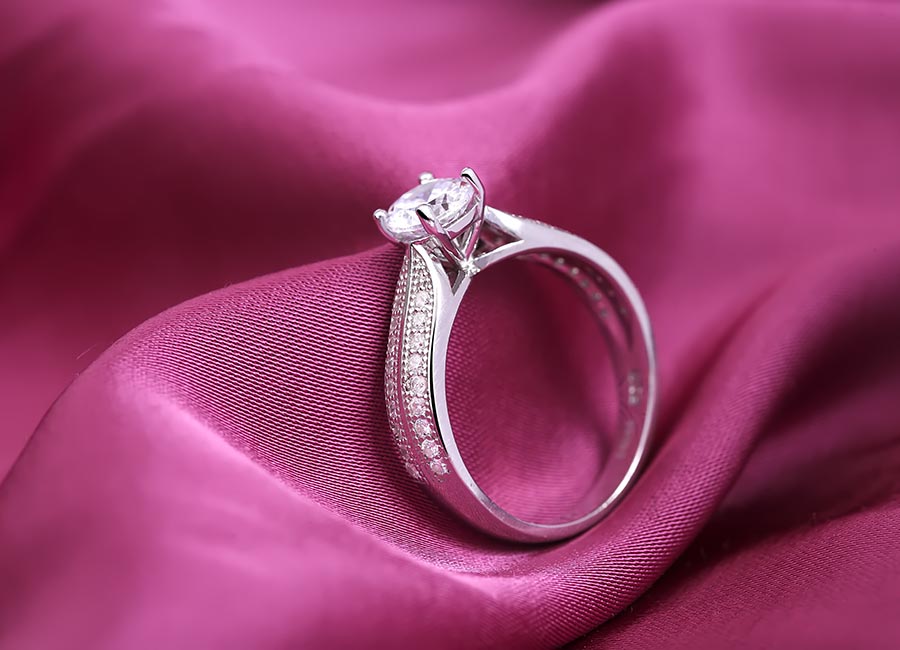 Nhẫn bạc Leonard tôn vinh vẻ đẹp sang trọng cho phái đẹp.