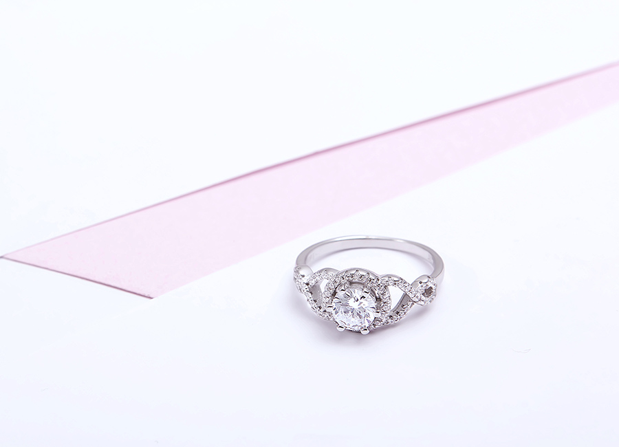 Mẫu nhẫn nạm đ&aacute; mang sắc m&agrave;u lấp l&aacute;nh.