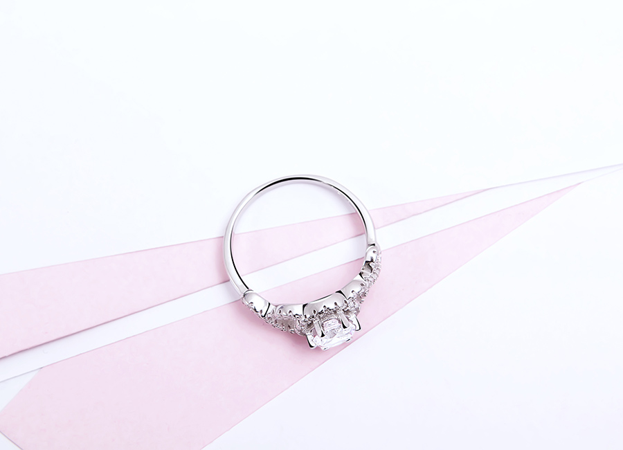 Th&acirc;n nhẫn tr&ograve;n n&ecirc;n v&ocirc; c&ugrave;ng dễ đeo.