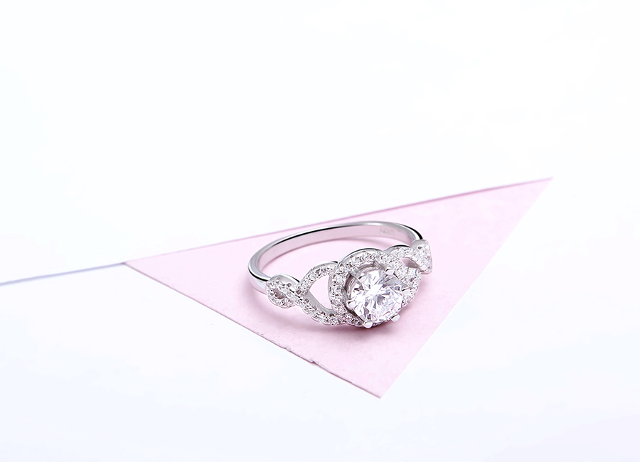 Nhẫn bạc Linnda Love l&agrave;m đẹp đ&ocirc;i tay của bạn.