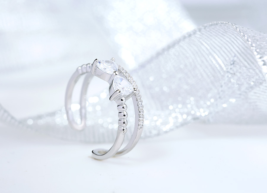 D&aacute;ng nhẫn free size v&ocirc; c&ugrave;ng dễ đeo.