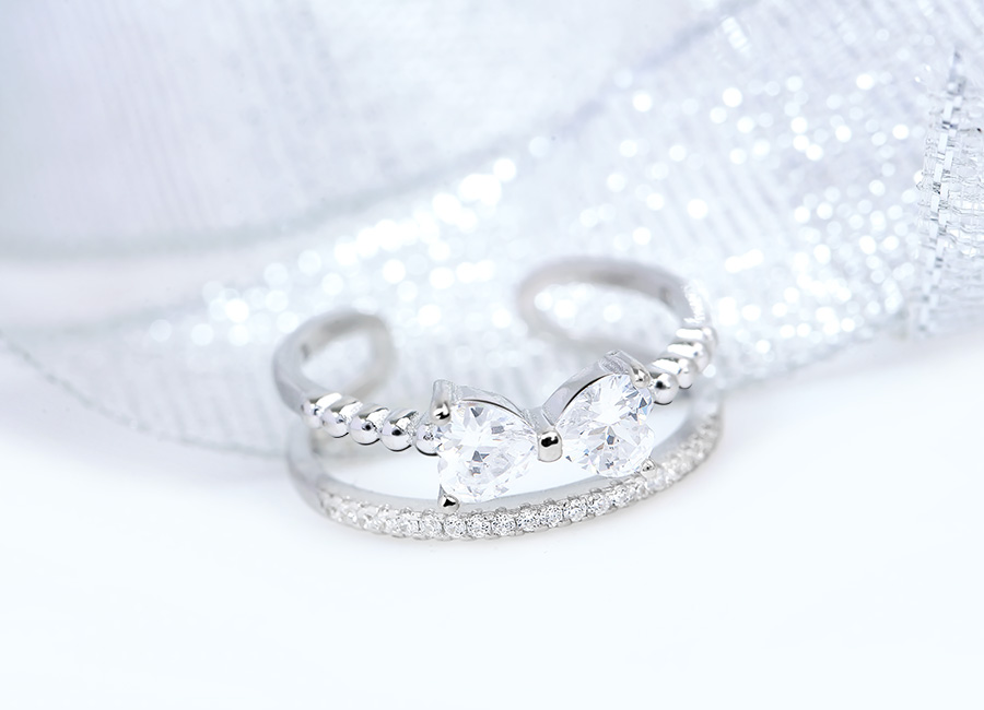 Mẫu nhẫn nổi bật với h&igrave;nh ảnh c&aacute;i nơ nhỏ xinh nằm ở vị tr&iacute; trung t&acirc;m, tạo điểm nhấn tinh tế.