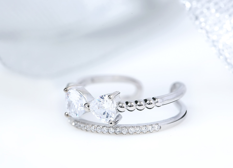 Nếu bạn theo đuổi phong c&aacute;ch nữ t&iacute;nh th&igrave; nhất định kh&ocirc;ng n&ecirc;n bỏ lỡ mẫu nhẫn n&agrave;y.