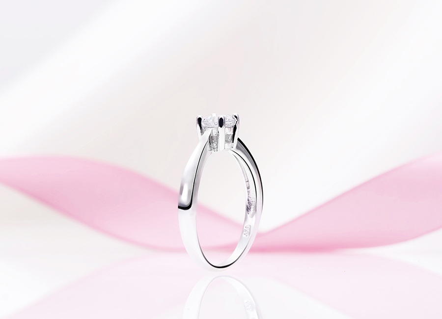 Nhẫn bạc sở hữu vẻ đẹp truyền thống nhưng v&ocirc; c&ugrave;ng hiện đại.