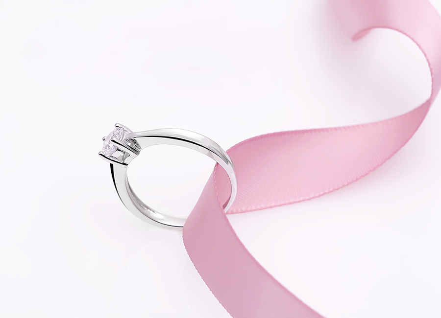 Mẫu trang sức bạc được thiết kế mảnh mai nhưng chắc chắn.