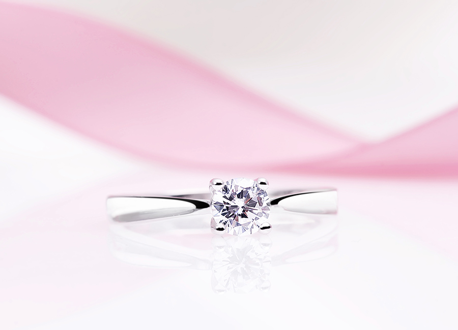 Mặt nhẫn nổi bật với vi&ecirc;n đ&aacute; Cz 6.0 ly được cắt m&agrave;i đa gi&aacute;c ho&agrave;n hảo.