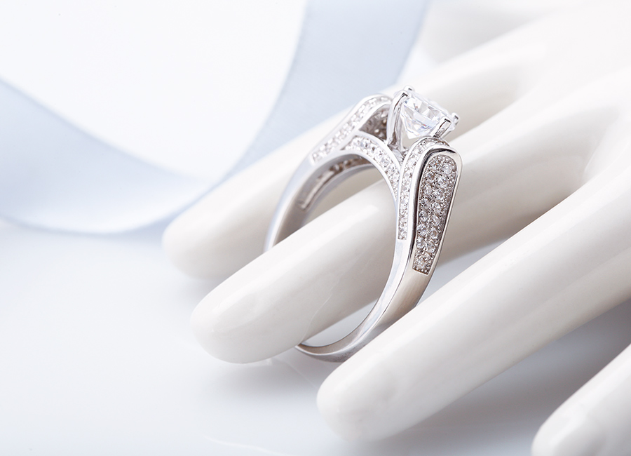 Nhẫn bạc Love Paradise 5 Chiếc nhẫn lấp lánh ánh sáng thu hút người nhìn.