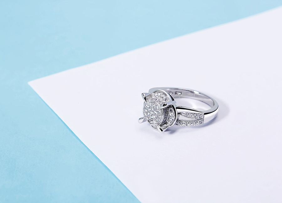 Mẫu nhẫn l&agrave;m đẹp đ&ocirc;i tay c&ocirc; g&aacute;i.