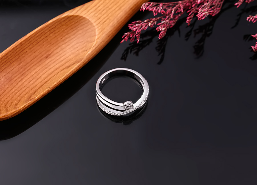 Chi tiết nạm đ&aacute; gi&uacute;p chiếc nhẫn trở n&ecirc;n long lanh hơn.