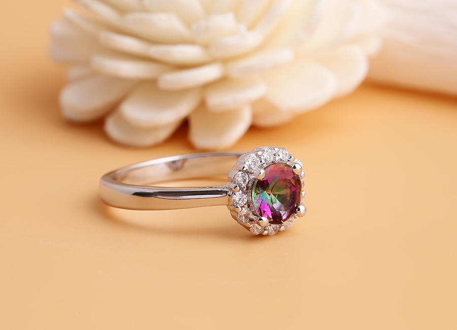 Nhẫn bạc Selina tôn vinh vẻ đẹp truyền thống mà không kém phần hiện đại.