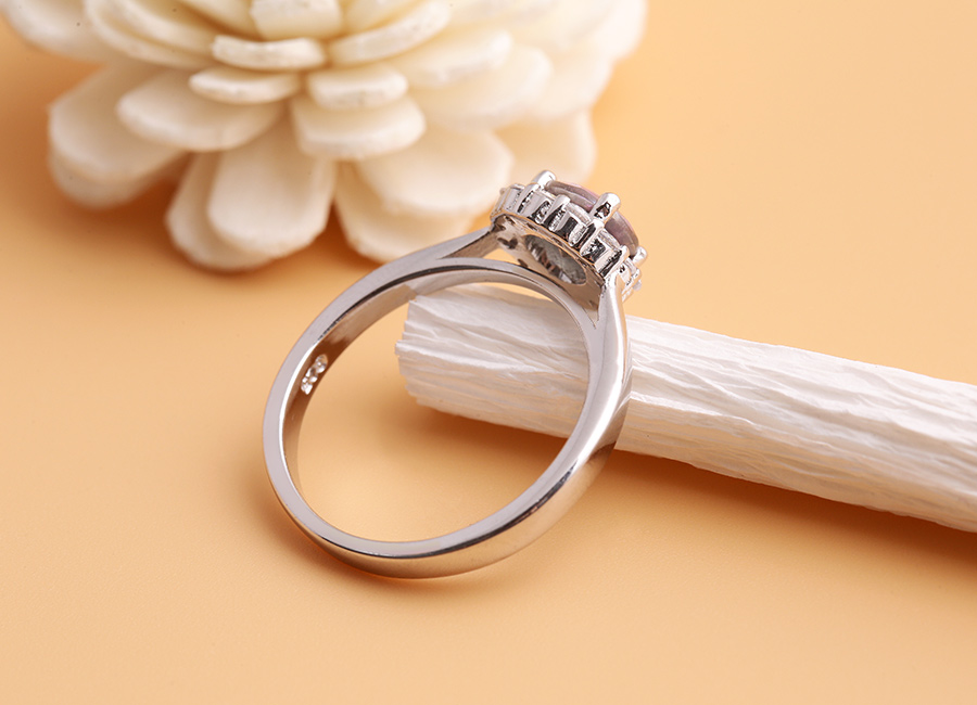 Chiếc nhẫn thân tròn vô cùng dễ đeo.