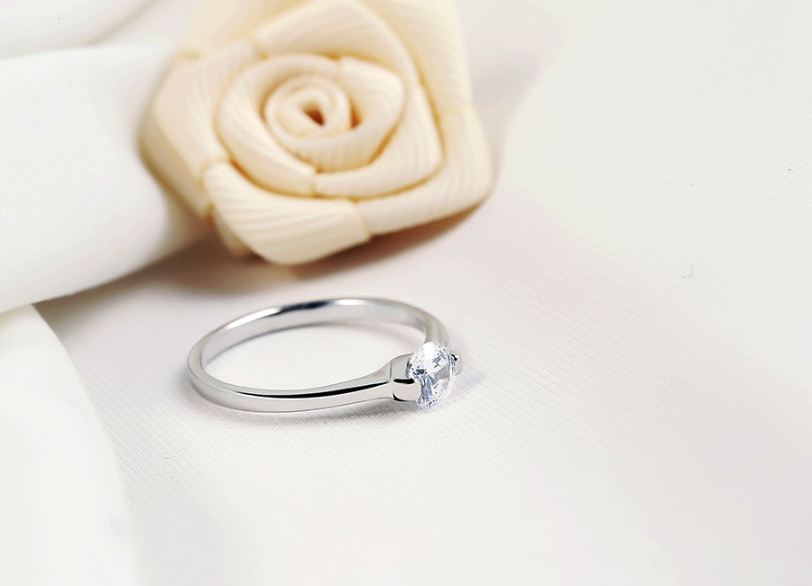 Mặt nhẫn nổi bật với vi&ecirc;n đ&aacute; gắn nh&ocirc; tạo h&igrave;nh vi&ecirc;n kim cương ấn tượng.