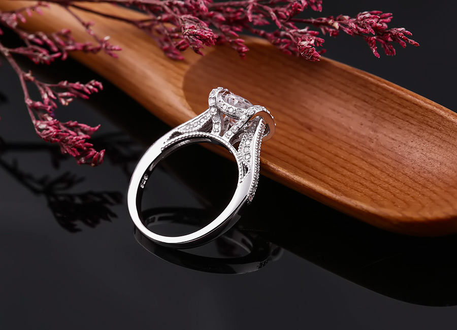 Vẻ đẹp ki&ecirc;u sa của nhẫn bạc Stella khiến bạn kh&oacute; c&oacute; thể kiềm l&ograve;ng.