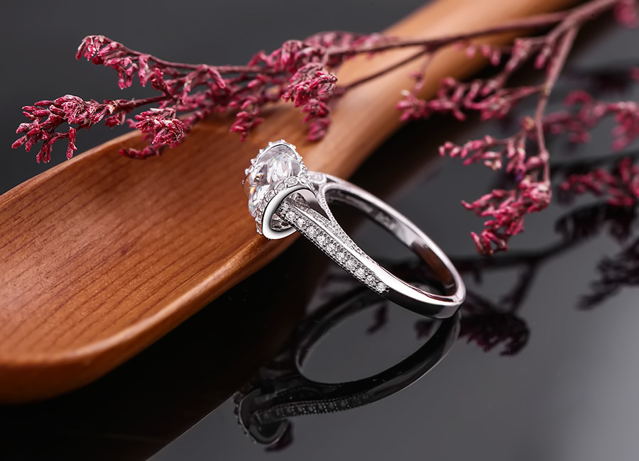 Đường n&eacute;t thanh t&uacute; tr&ecirc;n mẫu trang sức.