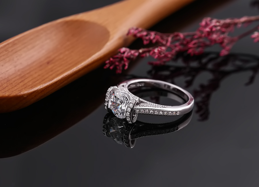 Mẫu nhẫn mang sắc s&aacute;ng trung t&iacute;nh ph&ugrave; hợp mọi m&agrave;u sắc da.