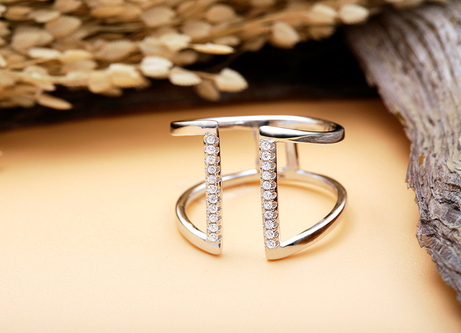 Mẫu trang sức bạc thể hiện sức s&aacute;ng tạo của người thợ chế t&aacute;c.