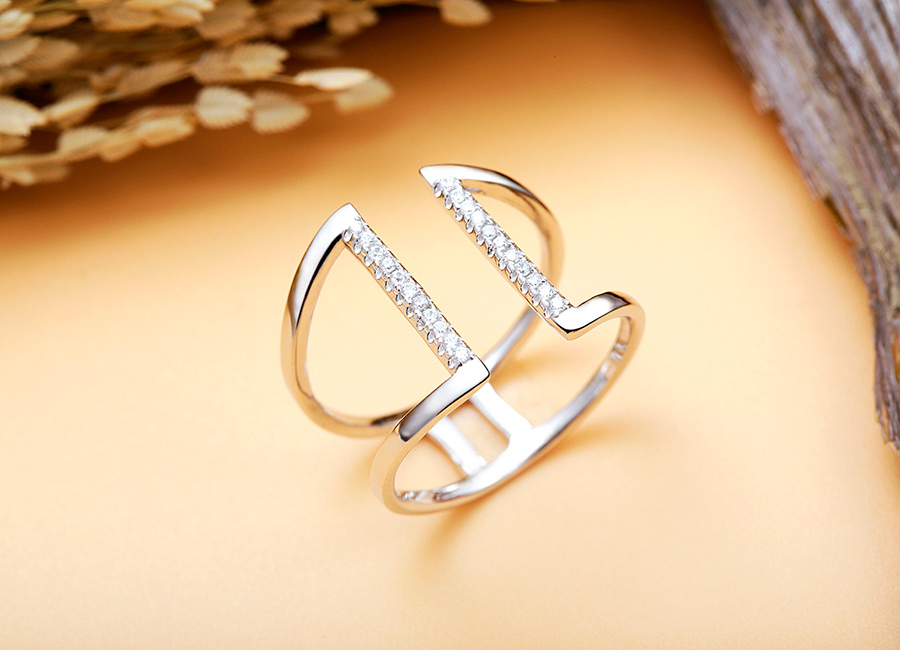Điểm t&ocirc; ch&uacute;t sắc đ&aacute; để mẫu nữ trang hấp dẫn hơn.