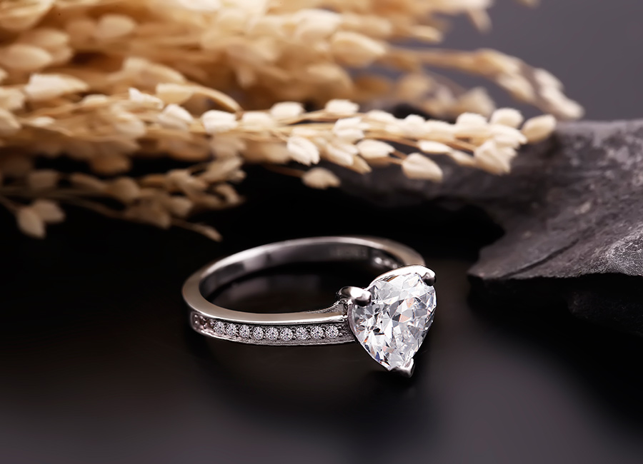 Chiếc nhẫn của Eropi gi&uacute;p đ&ocirc;i tay c&ocirc; g&aacute;i đẹp hơn.