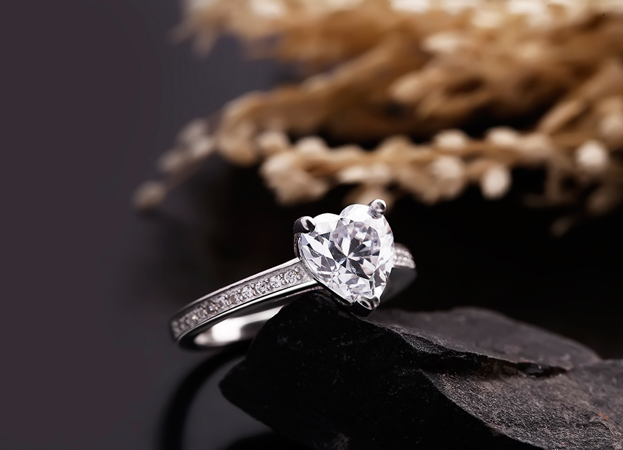 Mặt nhẫn tinh xảo với vi&ecirc;n đ&aacute; h&igrave;nh tim.