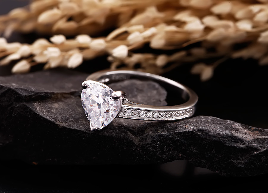 Chiếc nhẫn kiều diễm l&agrave;m mọi c&ocirc; g&aacute;i phải say l&ograve;ng.