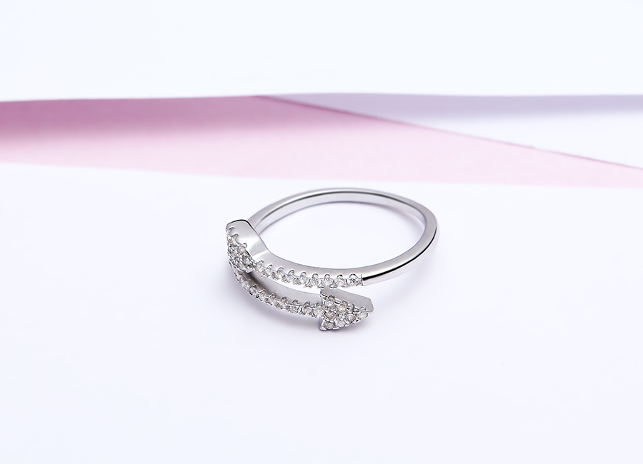 Nhẫn bạc của Eropi lấp lánh với sắc trắng.