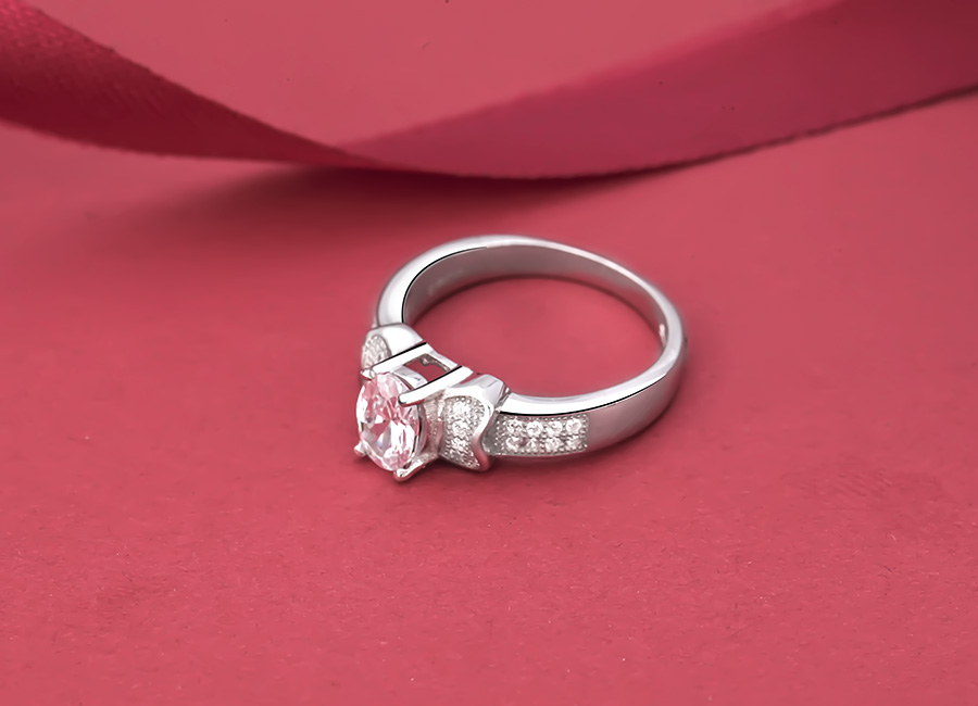 Đẹp, hiện đại nhưng vẫn dịu dàng là tính từ miêu tả nhẫn bạc Tiffany Perfect.
