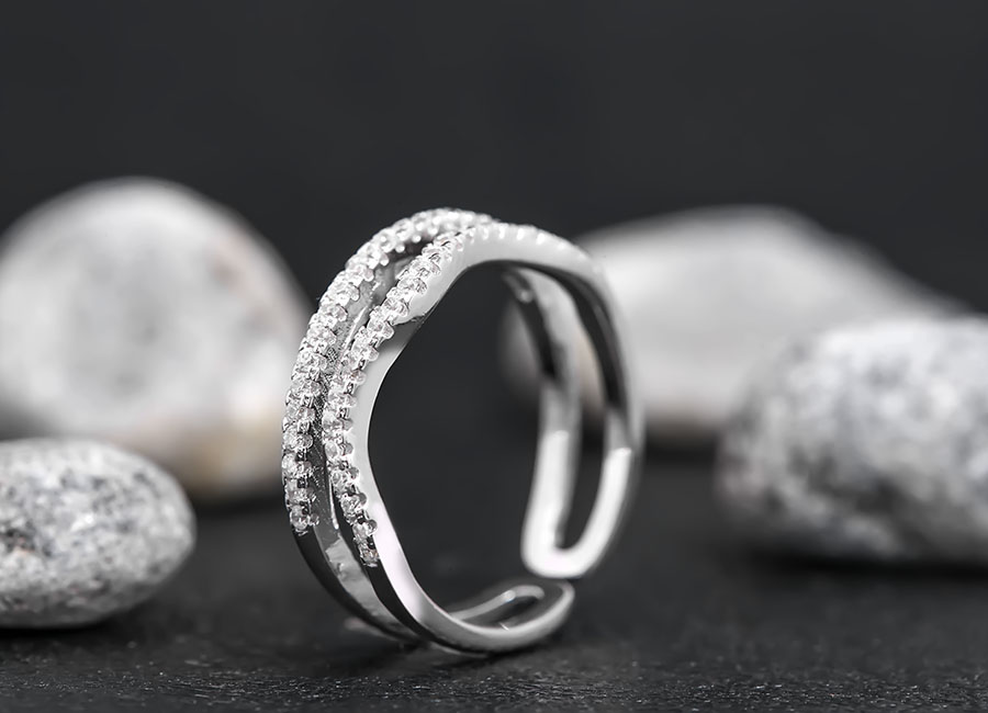 Chiếc nhẫn free size dễ đeo, phù hợp mọi kích cỡ tay.
