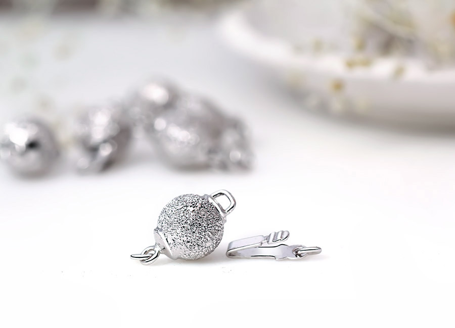 Chốt kh&oacute;a gi&uacute;p m&oacute;c nối hai đầu d&acirc;y chuyền, v&ograve;ng cổ thật chắc chắn.