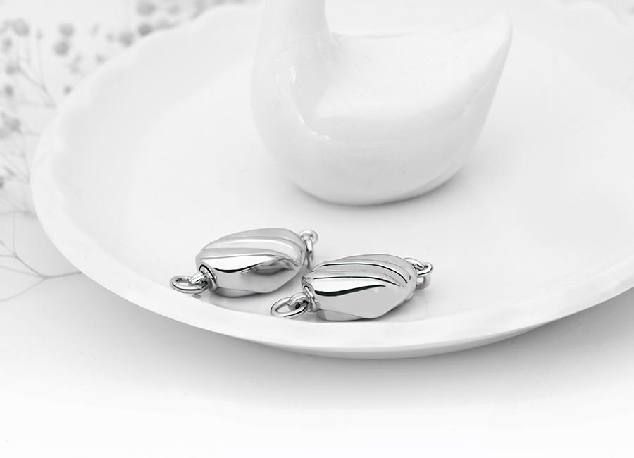 Chốt bạc chế t&aacute;c từ bạc &Yacute; 925 mang sắc s&aacute;ng ấn tượng.