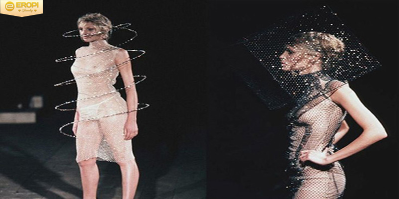 Hai bộ trang phục đính pha lê  Swarovski trong bộ sưu tập Xuân Hè năm 1999 của Alexander McQueen.