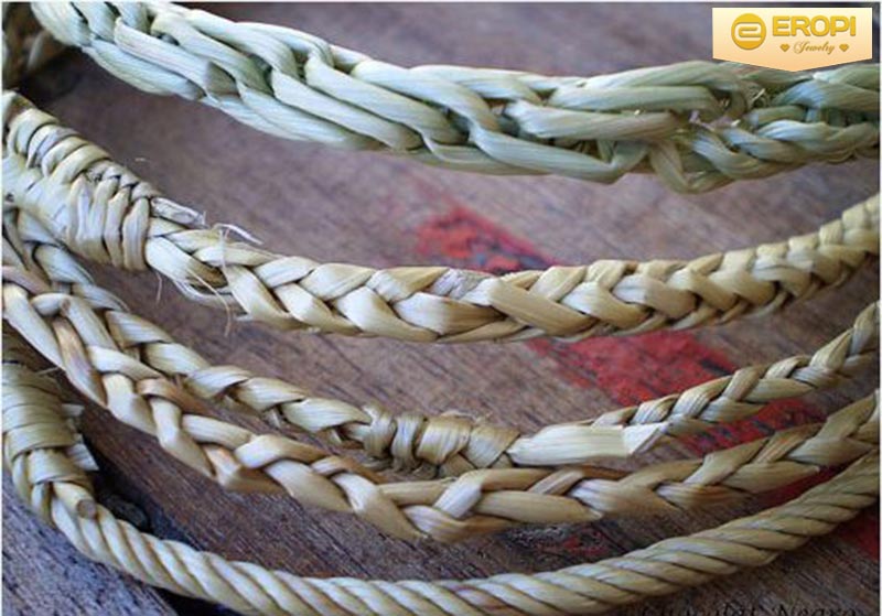 Lắc tay thời kỳ sơ khai được tết từ c&oacute;i, thiếu bền vững n&ecirc;n dễ hỏng.