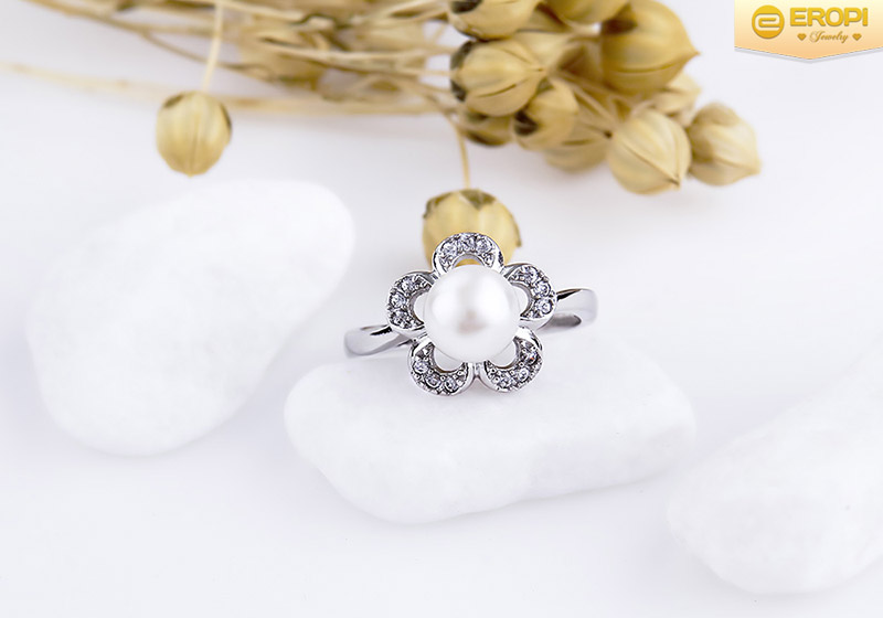 Chiếc nhẫn bạc được thiết kế trong hình ảnh ẩn dụ “Đơm hoa kết trái”.