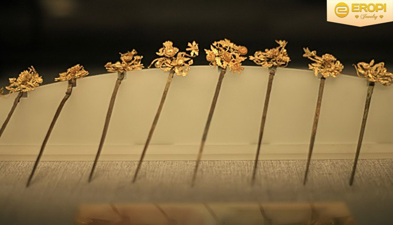 Trâm hình cành hoa, đào, cúc được làm bằng vàng, bạc có từ thời chúa Nguyễn.