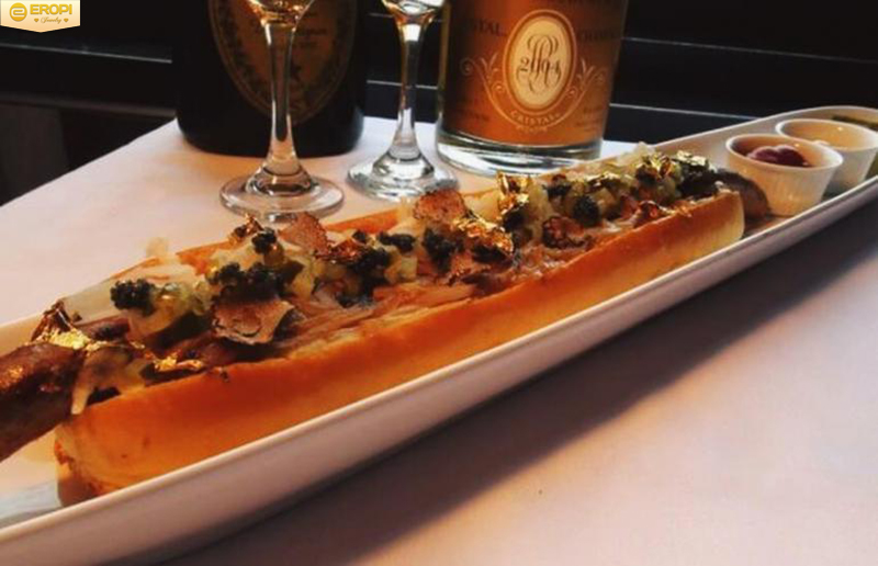 Hotdog kh&ocirc;ng c&ograve;n l&agrave; m&oacute;n ăn b&igrave;nh d&acirc;n khi đến với nh&agrave; h&agrave;ng 230 Fifth.
