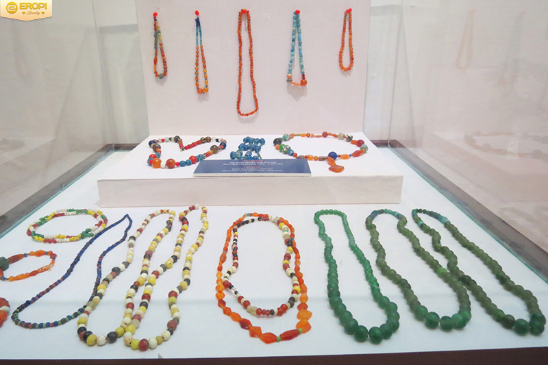 Các mẫu trang sức thủy tinh Sa Huỳnh tại một số bảo tàng nước ta.