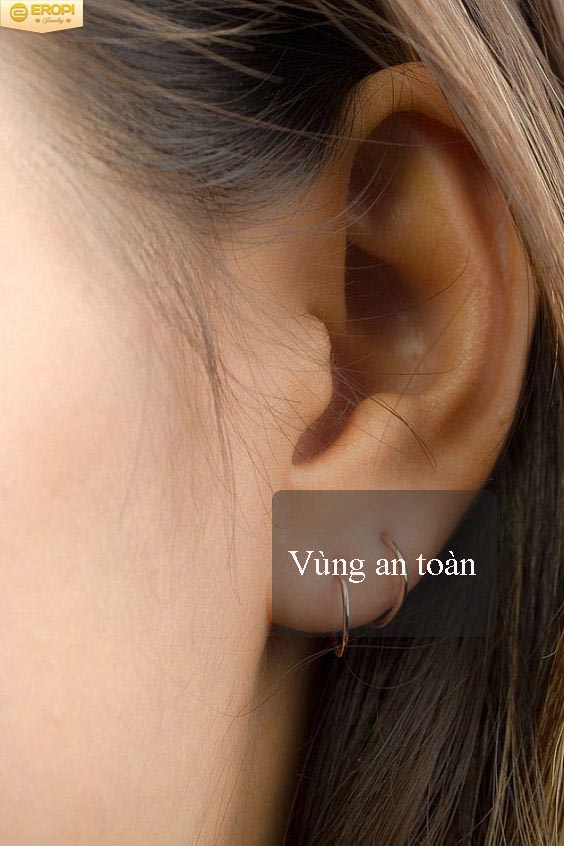 Vùng dái tai và cận kề nó được coi là vùng an toàn nhất để bấm lỗ tai.