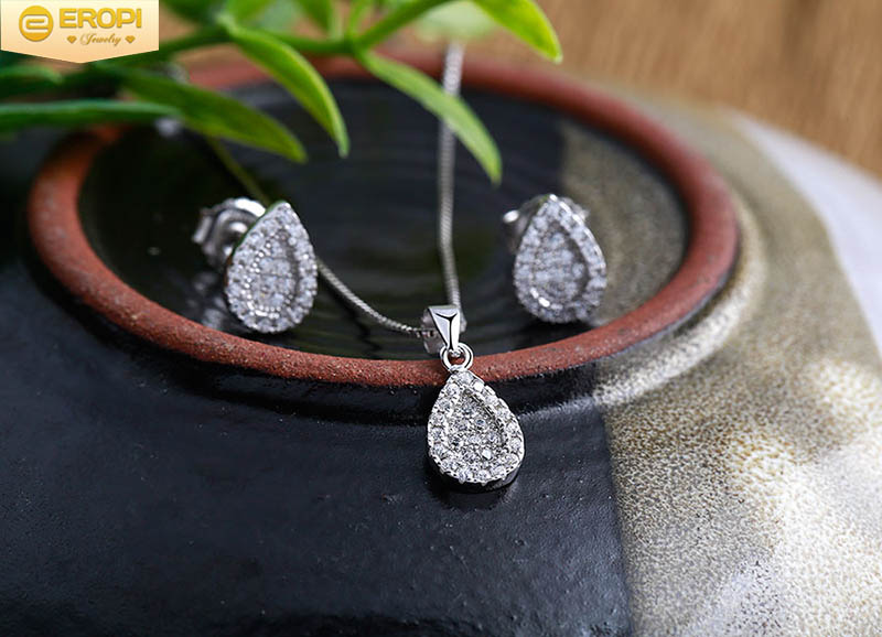Mặt d&acirc;y chuyền bạc h&igrave;nh giọt nước cho những ai th&iacute;ch sự đơn giản.