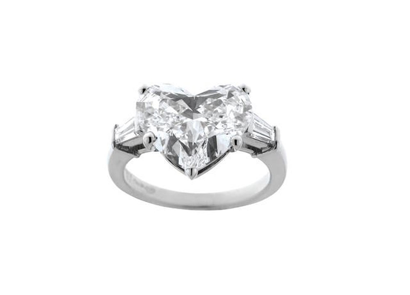 Nhẫn cưới thương cao cấp Bvlgari, gắn kim cương h&igrave;nh tr&aacute;i tim 5,3 carat.